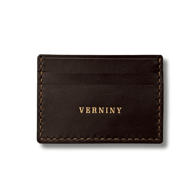 Hnedý kožený cardholder Verniny so zlatou razbou, ručne šitý z talianskej hovädzej hladenice.
