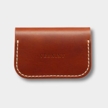 Originálny cardholder Brown 003 – pohľad spredu s logom Verniny