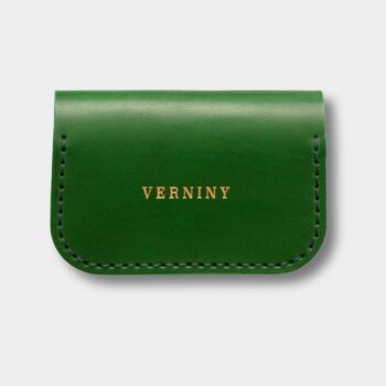 Kožené puzdro na karty Green 003 – predná strana so zlatým logom Verniny
