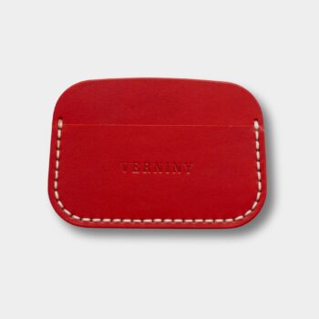 Ručne šitý cardholder Red 002 – predná strana s logom Verniny