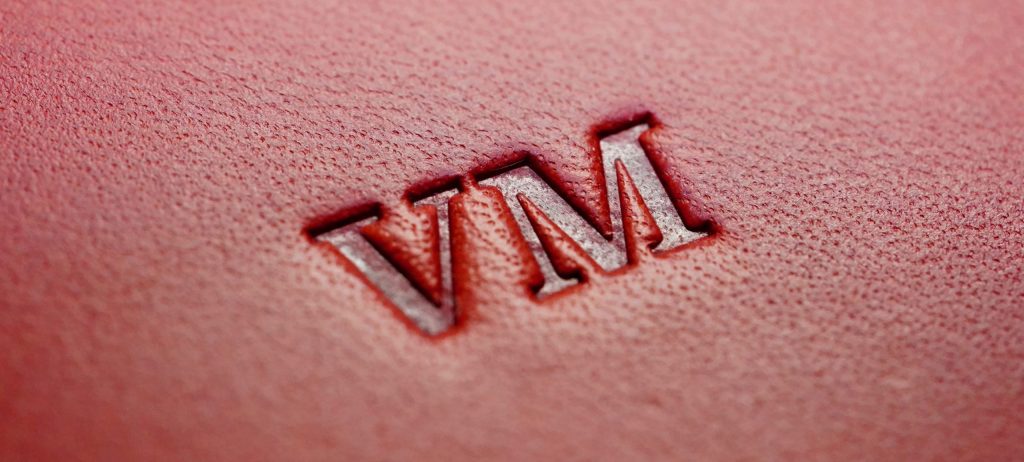 Razba iniciálov na koženom produkte Verniny