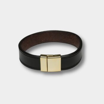 Detail písmena V na ručne vyrábanom koženom náramku so zlatým zapínaním