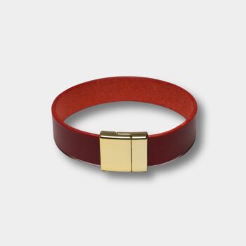 Detail razeného loga Verniny na koženom náramku Red Emboss Logo – leštené hrany Tokonole