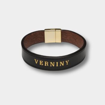 Detail zlatého loga Verniny na prémiovom koženom náramku Dark Brown Gold Logo
