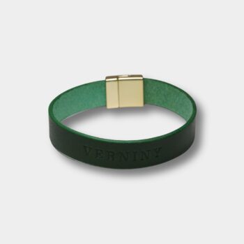 Detail razeného loga Verniny na koženom náramku s magnetickým zapínaním Green Emboss Logo