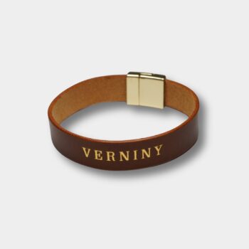 Detail loga Verniny na koženom náramku Brown Gold Logo so zlatým zapínaním