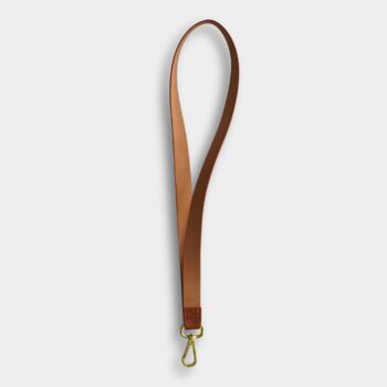 Detail zlatej karabíny na koženom prívesku na kľúče Verniny