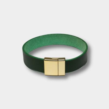 Detail zlatého loga Verniny na pánskom koženom náramku Green Gold Logo – Foilco