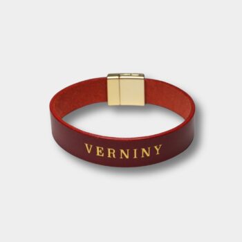 Detail zlatého loga Verniny na koženom náramku Buttero Red Gold Logo